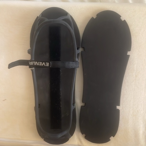 Even up shoe lift size large. Can be used on left or right foot. - Picture 2 of 3